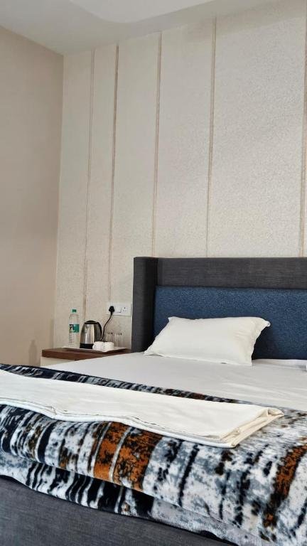 Sri Rawatpura sarkar seva ashram Bhim goda road Near railway Tunnel Harki podi , Haridwar Uttrakhand, 249401 Haridwār, India Excellent location — rated 10/10!(score from 4 reviews) Real guests • Real stays • Real opinions